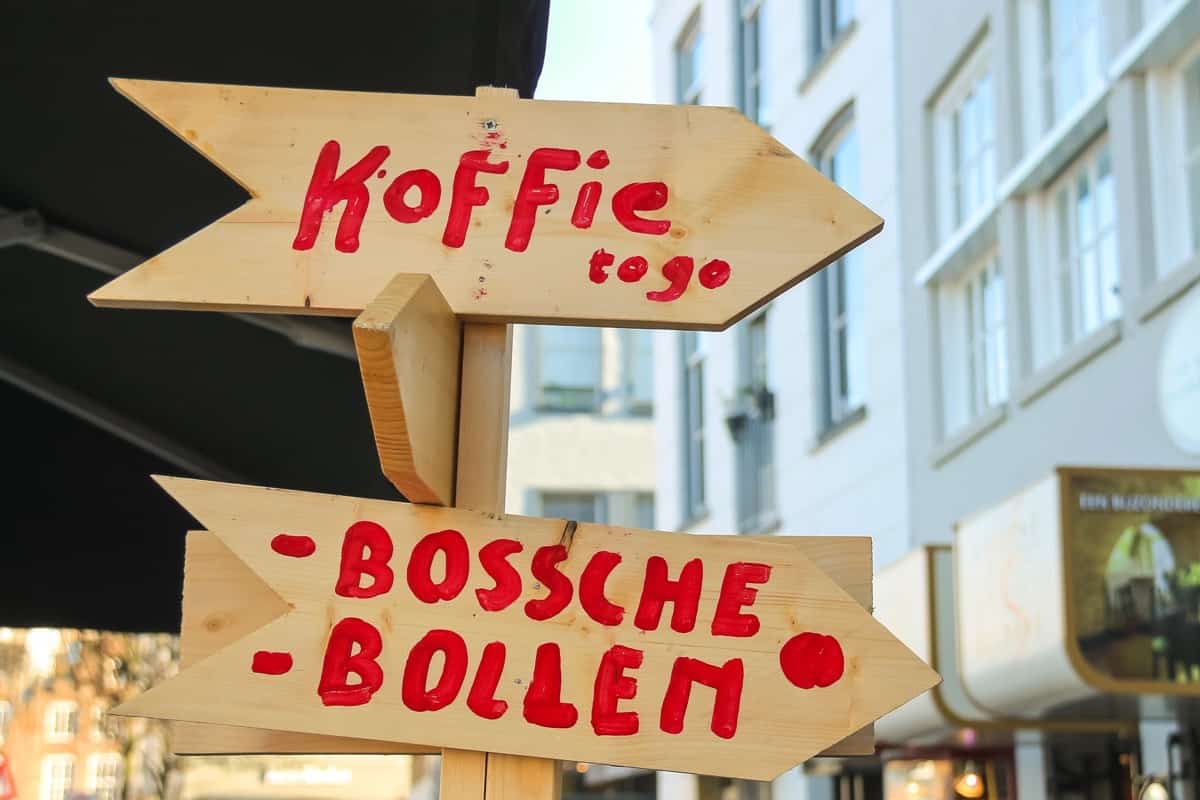 A Dutch sign showing the way to Bossche Bollen and coffee.