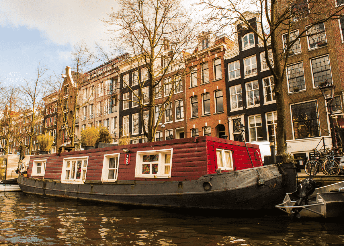 Accommodation in the Netherlands - a houseboat on the water in Amsterdam